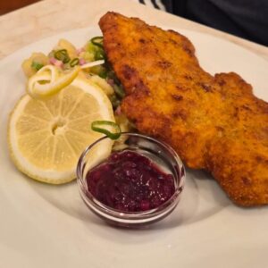 Schnitzel vom Schwein mit Kartoffelsalat oder Pommes