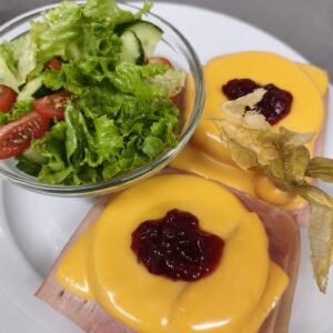 Toast Hawaii mit kleinem Salatbukett