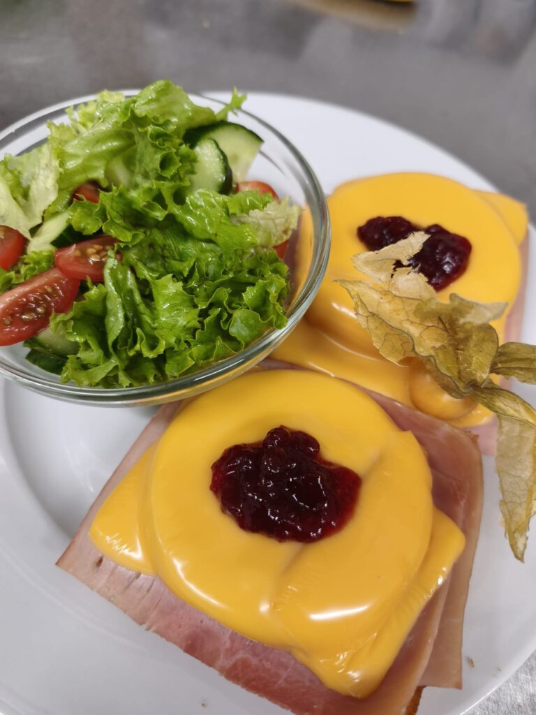 Toast Hawaii mit kleinem Salatbukett