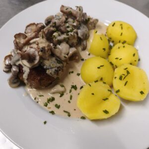 Fleischküchla mit Pilzsoße und Salzkartoffeln