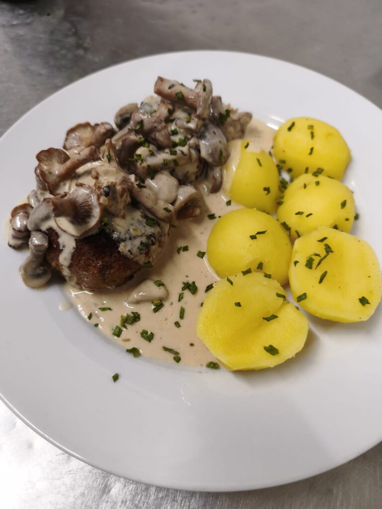 Fleischküchla mit Pilzsoße und Salzkartoffeln