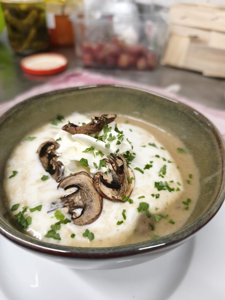 Waldpilzsuppe mit Crème fraîche