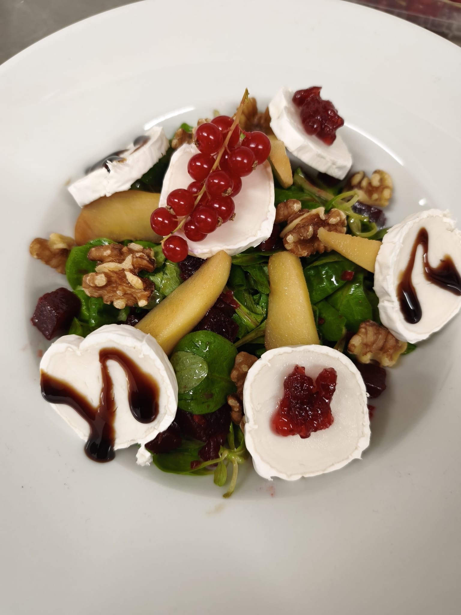 Herbstlicher Feldsalat mit Roter Bete, eingelegter Birne, Walnüssen und Balsamico-Senf-Dressing (wahlweise Ziegenkäse)