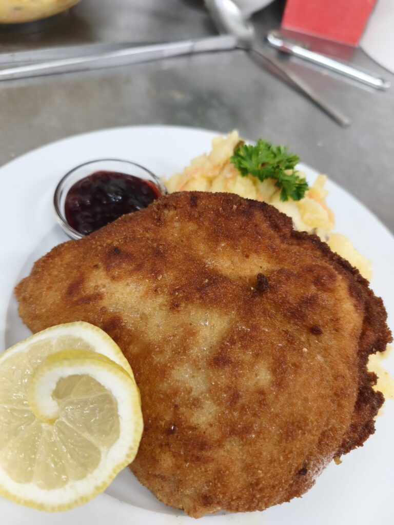 Cordon bleu mit Kartoffelsalat oder Pommes